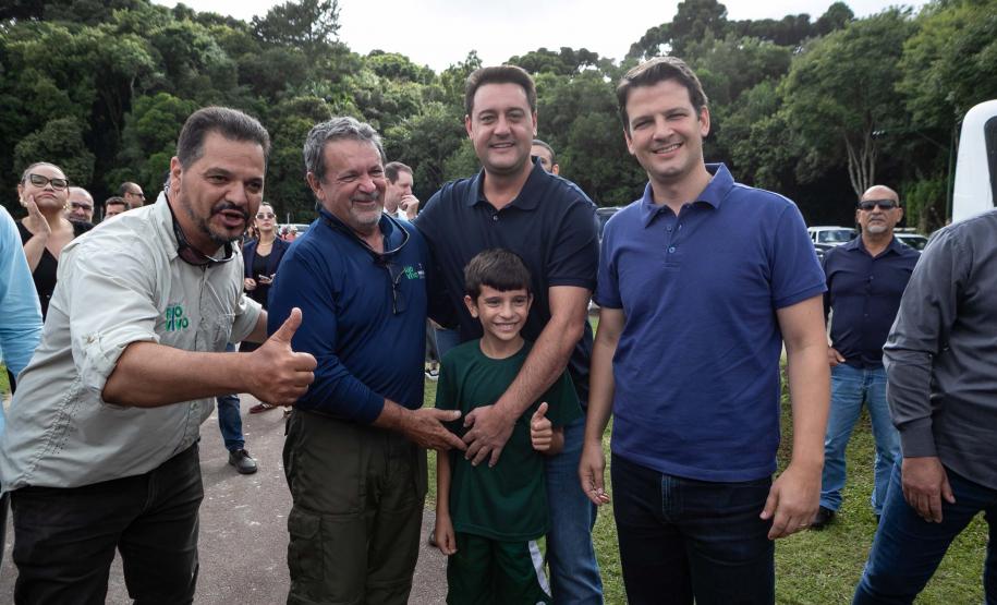 Curitiba, 20 de março de 2025 - O governador Carlos Massa Ratinho Junior participa da soltura de peixes no Parque Passauna, dentro do programa Rio Vivo. Foto: Roberto Dziura Jr/AEN