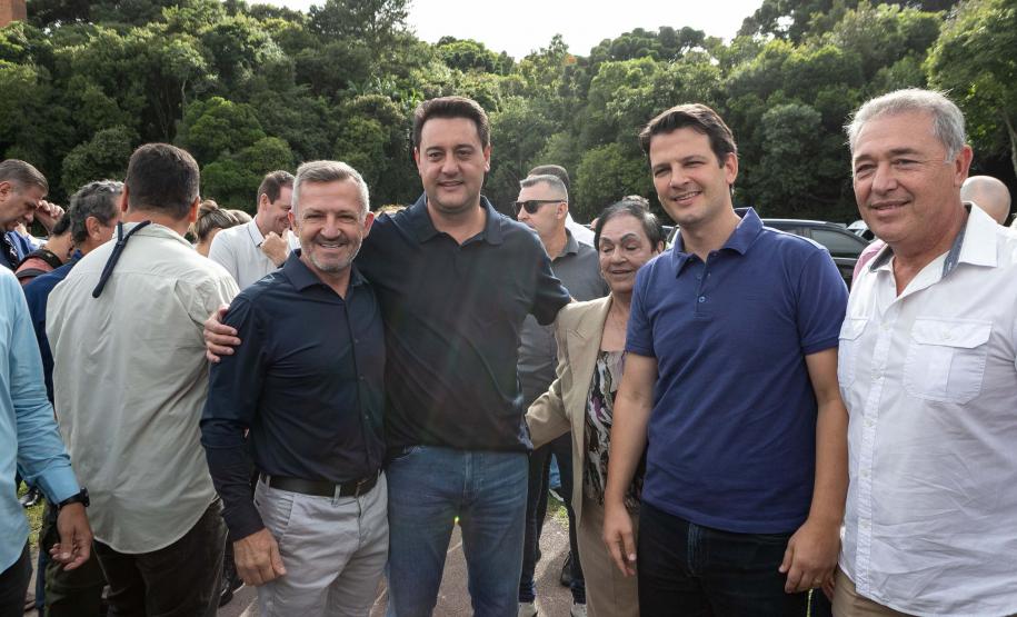 Curitiba, 20 de março de 2025 - O governador Carlos Massa Ratinho Junior participa da soltura de peixes no Parque Passauna, dentro do programa Rio Vivo. Foto: Roberto Dziura Jr/AEN