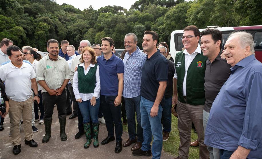 Curitiba, 20 de março de 2025 - O governador Carlos Massa Ratinho Junior participa da soltura de peixes no Parque Passauna, dentro do programa Rio Vivo. Foto: Roberto Dziura Jr/AEN