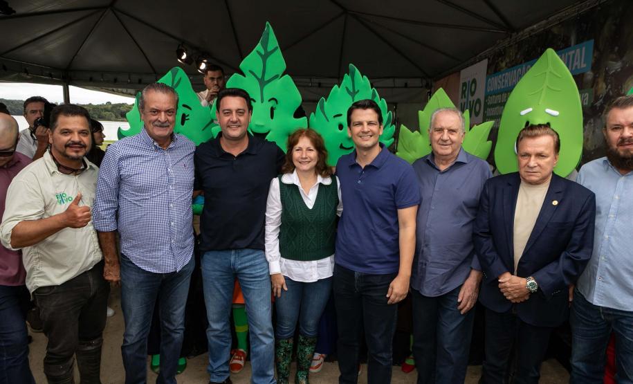 Curitiba, 20 de março de 2025 - O governador Carlos Massa Ratinho Junior participa da soltura de peixes no Parque Passauna, dentro do programa Rio Vivo. Foto: Roberto Dziura Jr/AEN