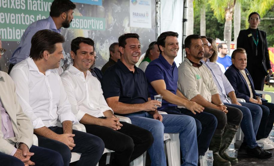 Curitiba, 20 de março de 2025 - O governador Carlos Massa Ratinho Junior participa da soltura de peixes no Parque Passauna, dentro do programa Rio Vivo. Foto: Roberto Dziura Jr/AEN