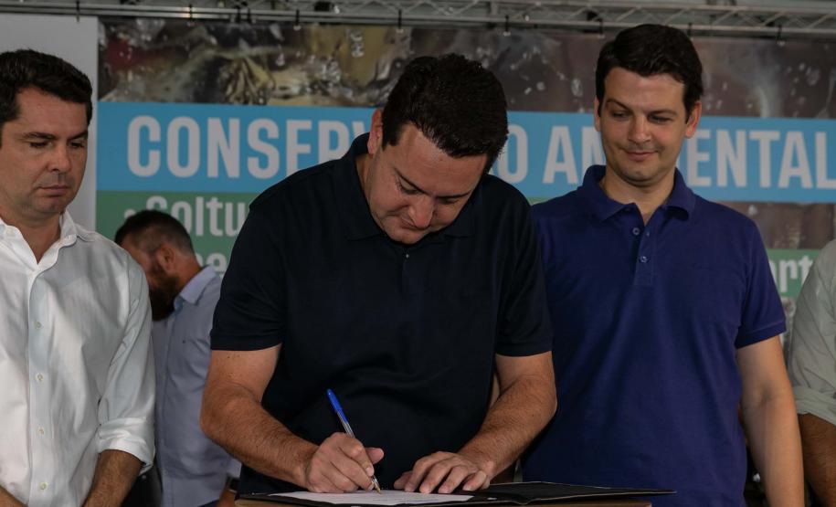 Curitiba, 20 de março de 2025 - O governador Carlos Massa Ratinho Junior participa da soltura de peixes no Parque Passauna, dentro do programa Rio Vivo. Foto: Roberto Dziura Jr/AEN
