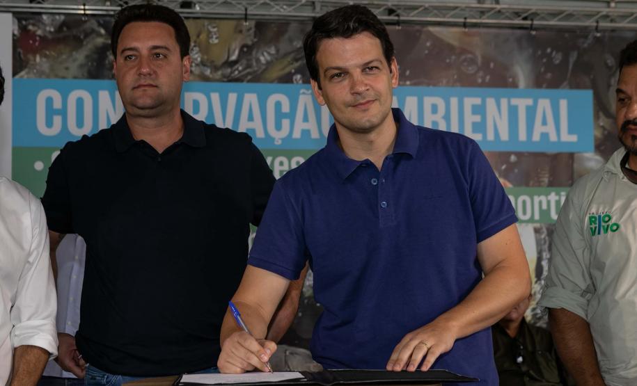 Curitiba, 20 de março de 2025 - O governador Carlos Massa Ratinho Junior participa da soltura de peixes no Parque Passauna, dentro do programa Rio Vivo. Foto: Roberto Dziura Jr/AEN