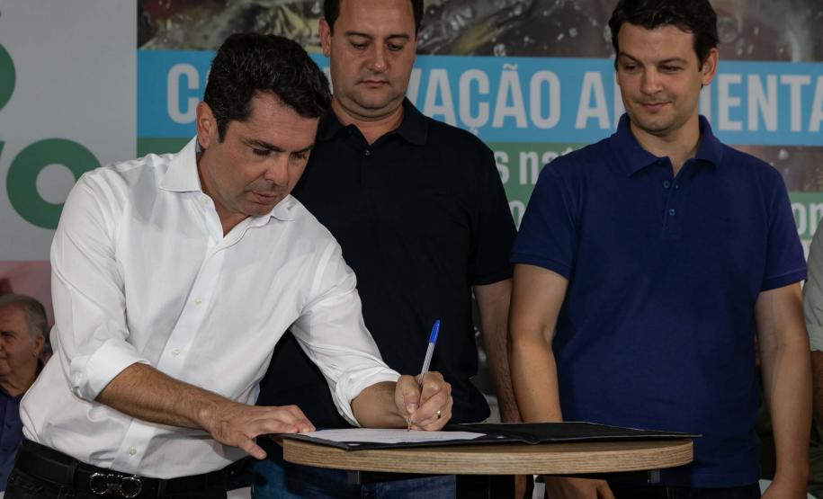 Curitiba, 20 de março de 2025 - O governador Carlos Massa Ratinho Junior participa da soltura de peixes no Parque Passauna, dentro do programa Rio Vivo. Foto: Roberto Dziura Jr/AEN