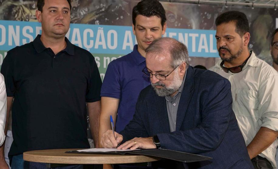 Curitiba, 20 de março de 2025 - O governador Carlos Massa Ratinho Junior participa da soltura de peixes no Parque Passauna, dentro do programa Rio Vivo. Foto: Roberto Dziura Jr/AEN