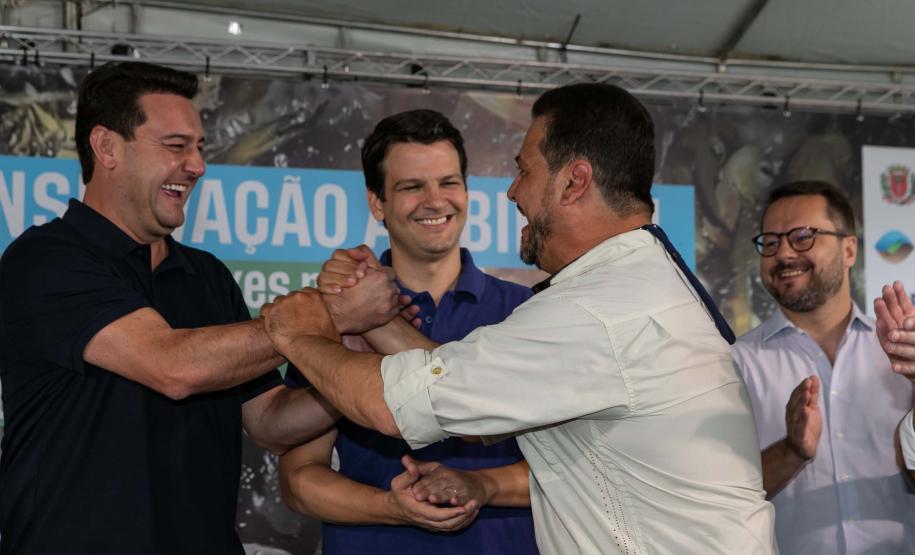 Curitiba, 20 de março de 2025 - O governador Carlos Massa Ratinho Junior participa da soltura de peixes no Parque Passauna, dentro do programa Rio Vivo. Foto: Roberto Dziura Jr/AEN