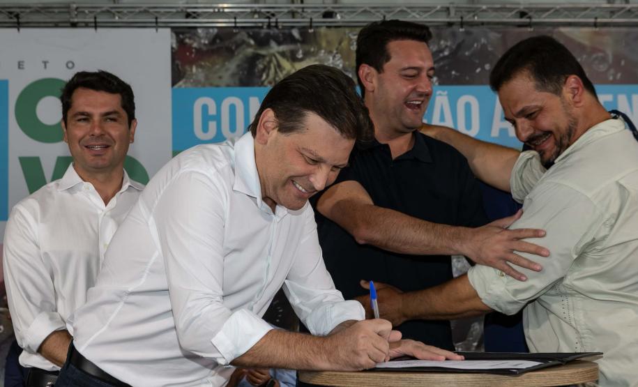 Curitiba, 20 de março de 2025 - O governador Carlos Massa Ratinho Junior participa da soltura de peixes no Parque Passauna, dentro do programa Rio Vivo. Foto: Roberto Dziura Jr/AEN