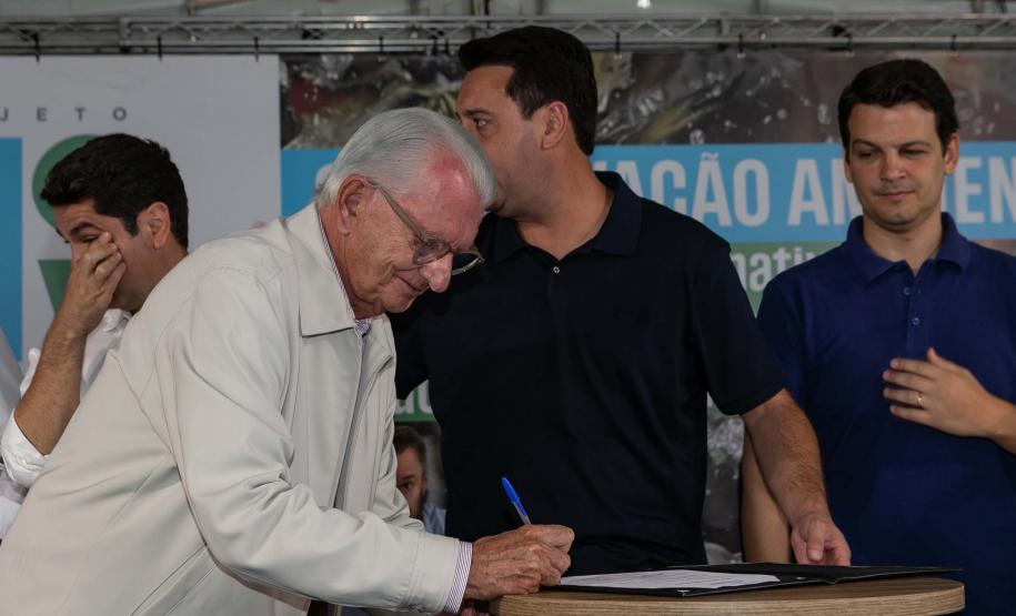 Curitiba, 20 de março de 2025 - O governador Carlos Massa Ratinho Junior participa da soltura de peixes no Parque Passauna, dentro do programa Rio Vivo. Foto: Roberto Dziura Jr/AEN