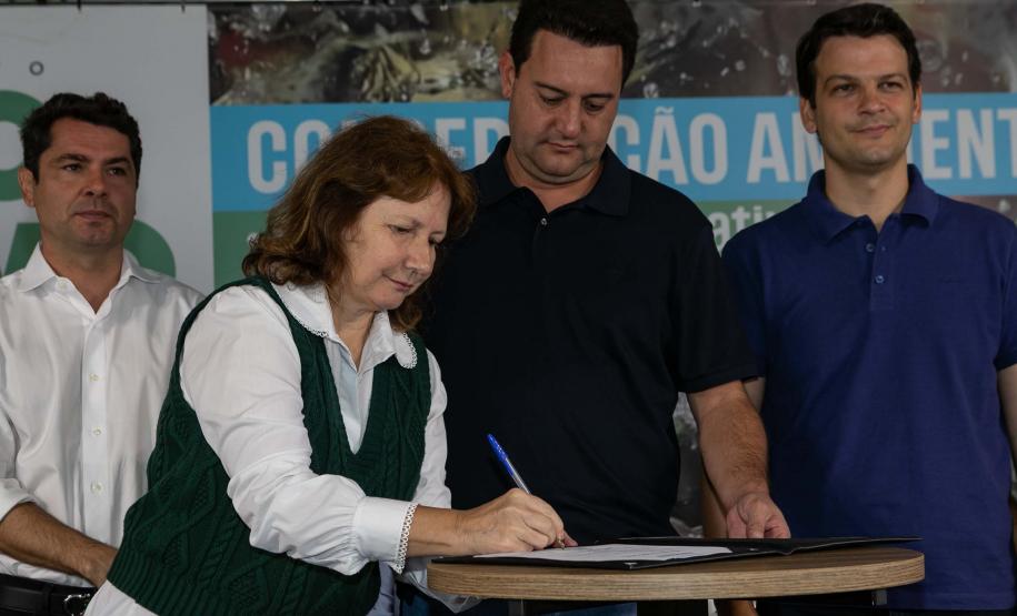 Curitiba, 20 de março de 2025 - O governador Carlos Massa Ratinho Junior participa da soltura de peixes no Parque Passauna, dentro do programa Rio Vivo. Foto: Roberto Dziura Jr/AEN
