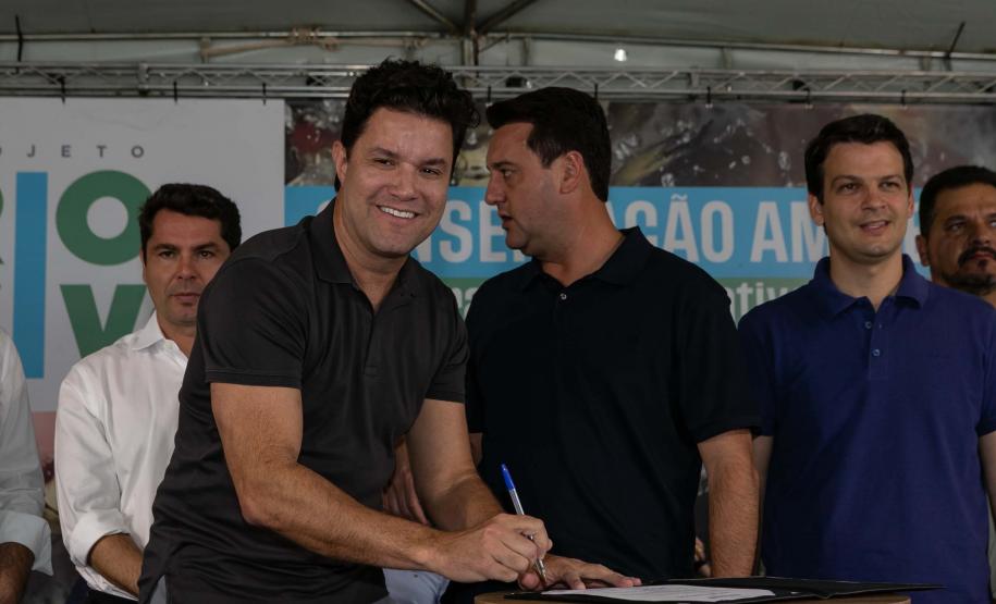 Curitiba, 20 de março de 2025 - O governador Carlos Massa Ratinho Junior participa da soltura de peixes no Parque Passauna, dentro do programa Rio Vivo. Foto: Roberto Dziura Jr/AEN