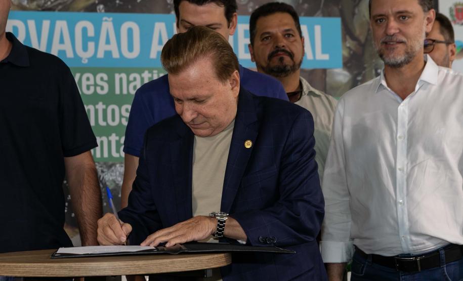 Curitiba, 20 de março de 2025 - O governador Carlos Massa Ratinho Junior participa da soltura de peixes no Parque Passauna, dentro do programa Rio Vivo. Foto: Roberto Dziura Jr/AEN