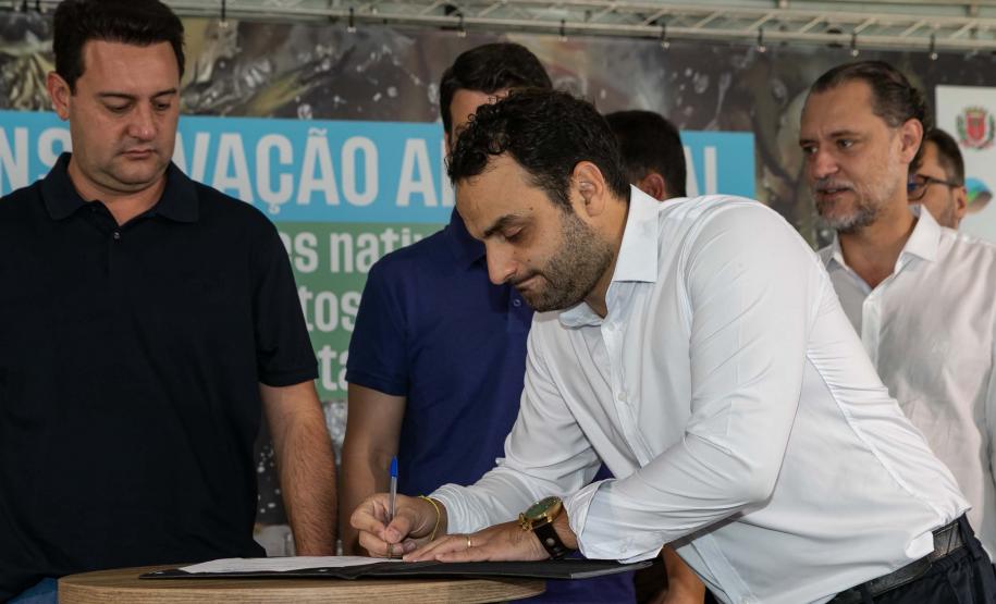 Curitiba, 20 de março de 2025 - O governador Carlos Massa Ratinho Junior participa da soltura de peixes no Parque Passauna, dentro do programa Rio Vivo. Foto: Roberto Dziura Jr/AEN