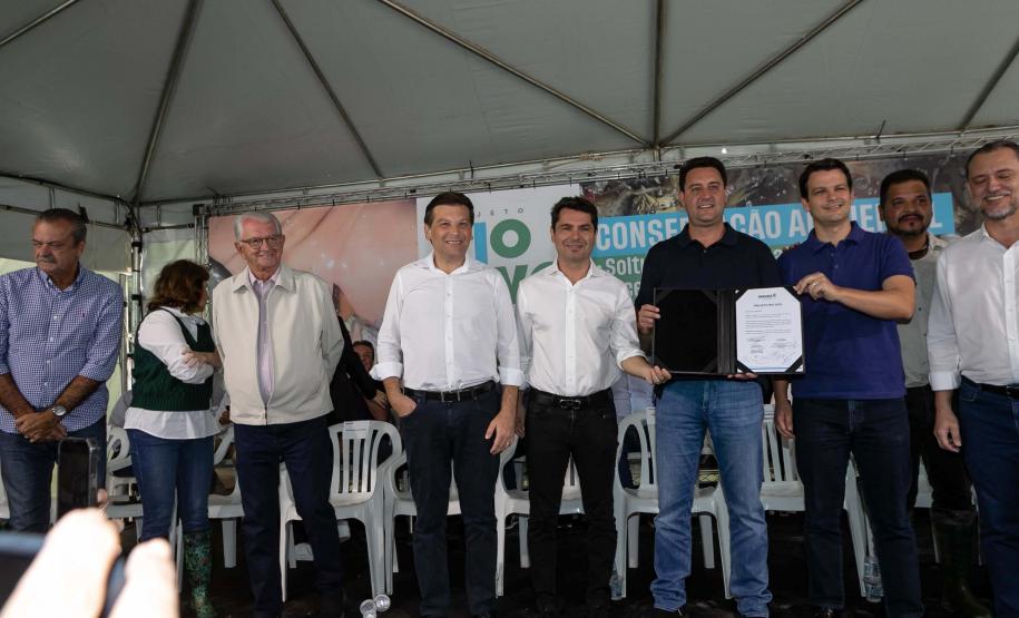 Curitiba, 20 de março de 2025 - O governador Carlos Massa Ratinho Junior participa da soltura de peixes no Parque Passauna, dentro do programa Rio Vivo. Foto: Roberto Dziura Jr/AEN