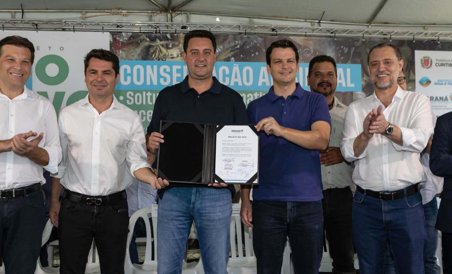 Curitiba, 20 de março de 2025 - O governador Carlos Massa Ratinho Junior participa da soltura de peixes no Parque Passauna, dentro do programa Rio Vivo. Foto: Roberto Dziura Jr/AEN
