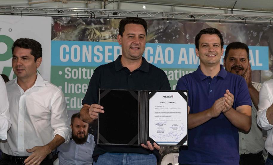 Curitiba, 20 de março de 2025 - O governador Carlos Massa Ratinho Junior participa da soltura de peixes no Parque Passauna, dentro do programa Rio Vivo. Foto: Roberto Dziura Jr/AEN