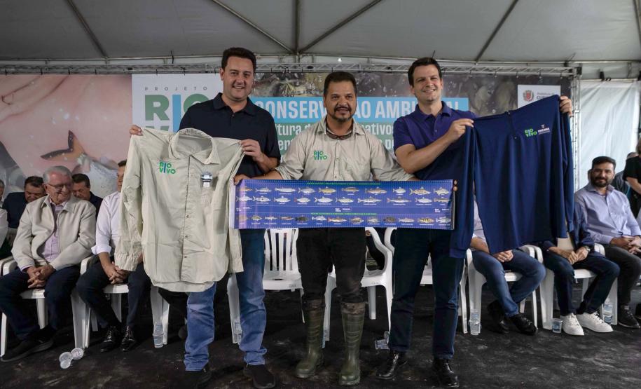 Curitiba, 20 de março de 2025 - O governador Carlos Massa Ratinho Junior participa da soltura de peixes no Parque Passauna, dentro do programa Rio Vivo. Foto: Roberto Dziura Jr/AEN