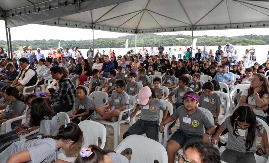 Curitiba, 20 de março de 2025 - O governador Carlos Massa Ratinho Junior participa da soltura de peixes no Parque Passauna, dentro do programa Rio Vivo. Foto: Roberto Dziura Jr/AEN