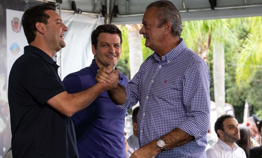 Curitiba, 20 de março de 2025 - O governador Carlos Massa Ratinho Junior participa da soltura de peixes no Parque Passauna, dentro do programa Rio Vivo. Foto: Roberto Dziura Jr/AEN