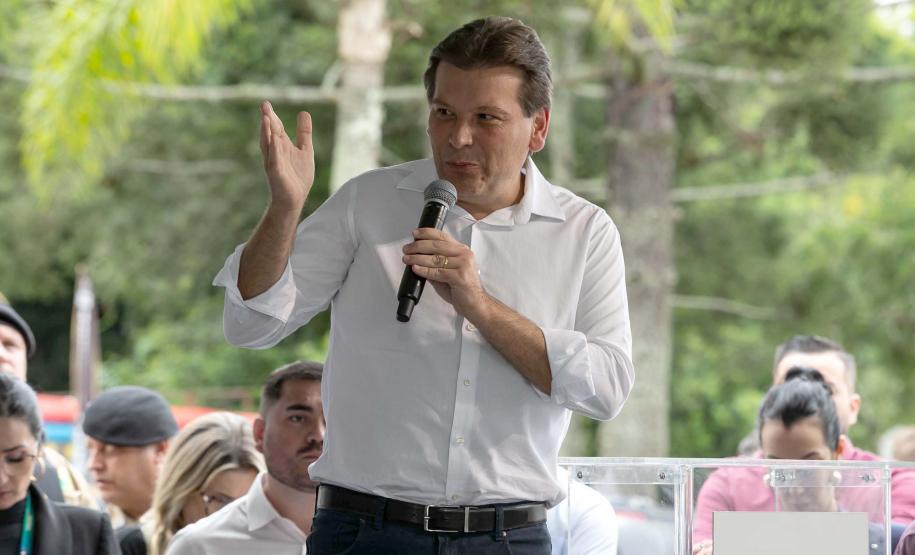 Curitiba, 20 de março de 2025 - O governador Carlos Massa Ratinho Junior participa da soltura de peixes no Parque Passauna, dentro do programa Rio Vivo. Foto: Roberto Dziura Jr/AEN