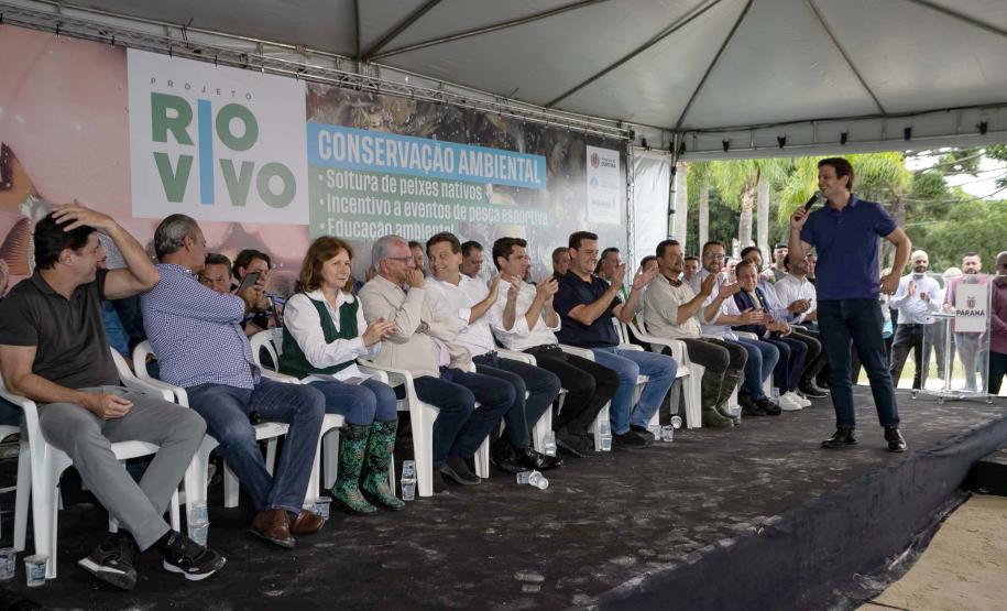 Curitiba, 20 de março de 2025 - O governador Carlos Massa Ratinho Junior participa da soltura de peixes no Parque Passauna, dentro do programa Rio Vivo. Foto: Roberto Dziura Jr/AEN