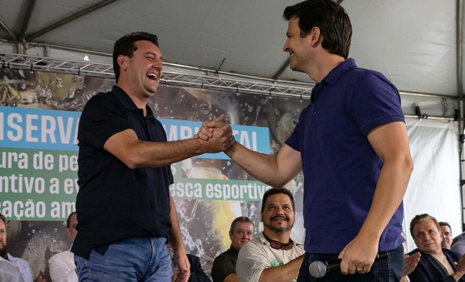 Curitiba, 20 de março de 2025 - O governador Carlos Massa Ratinho Junior participa da soltura de peixes no Parque Passauna, dentro do programa Rio Vivo. Foto: Roberto Dziura Jr/AEN
