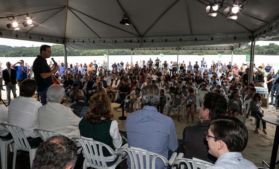 Curitiba, 20 de março de 2025 - O governador Carlos Massa Ratinho Junior participa da soltura de peixes no Parque Passauna, dentro do programa Rio Vivo. Foto: Roberto Dziura Jr/AEN