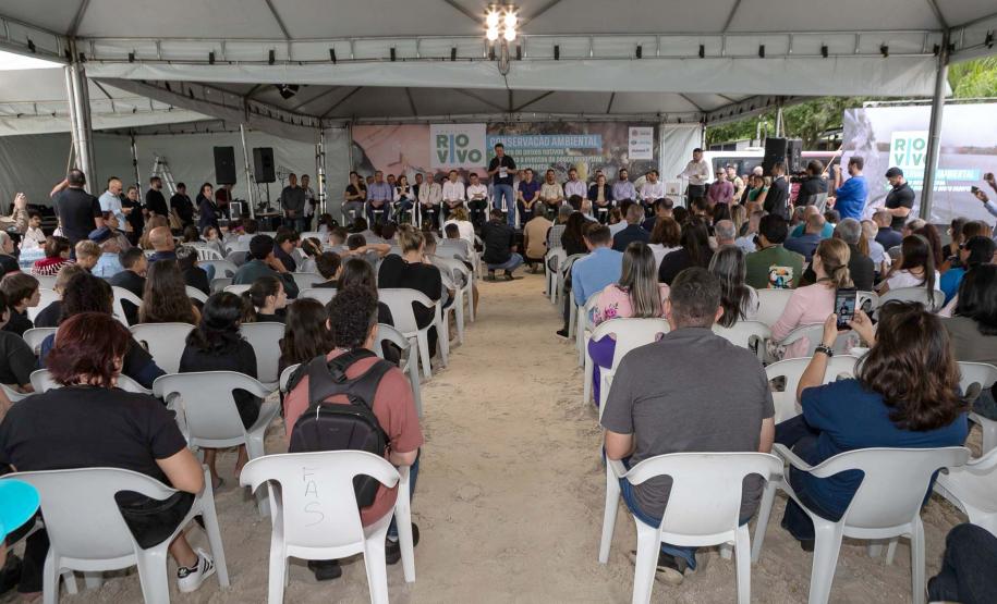 Curitiba, 20 de março de 2025 - O governador Carlos Massa Ratinho Junior participa da soltura de peixes no Parque Passauna, dentro do programa Rio Vivo. Foto: Roberto Dziura Jr/AEN
