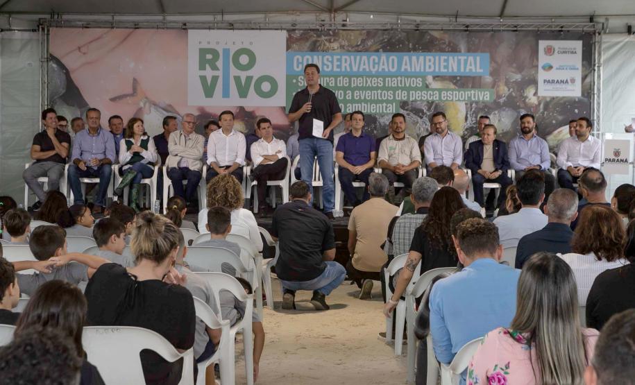 Curitiba, 20 de março de 2025 - O governador Carlos Massa Ratinho Junior participa da soltura de peixes no Parque Passauna, dentro do programa Rio Vivo. Foto: Roberto Dziura Jr/AEN