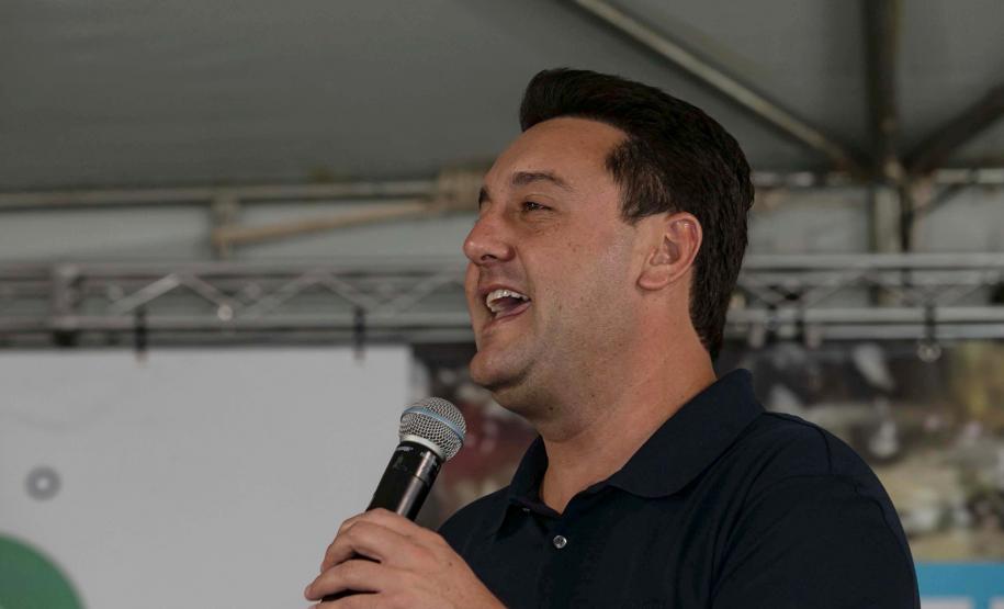 Curitiba, 20 de março de 2025 - O governador Carlos Massa Ratinho Junior participa da soltura de peixes no Parque Passauna, dentro do programa Rio Vivo. Foto: Roberto Dziura Jr/AEN