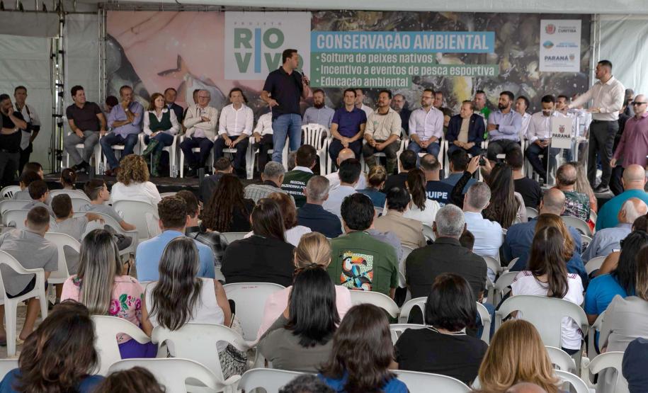 Curitiba, 20 de março de 2025 - O governador Carlos Massa Ratinho Junior participa da soltura de peixes no Parque Passauna, dentro do programa Rio Vivo. Foto: Roberto Dziura Jr/AEN