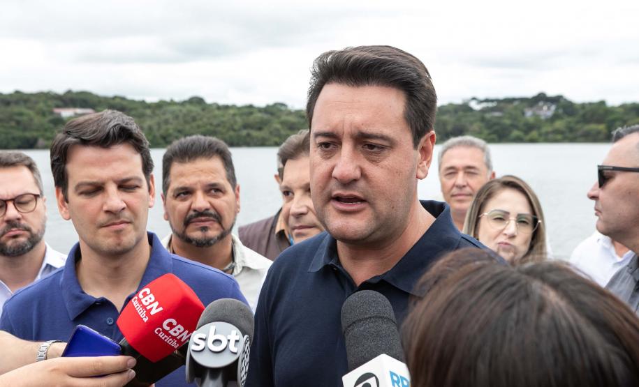 Curitiba, 20 de março de 2025 - O governador Carlos Massa Ratinho Junior participa da soltura de peixes no Parque Passauna, dentro do programa Rio Vivo. Foto: Roberto Dziura Jr/AEN