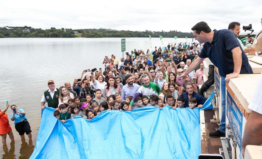 Curitiba, 20 de março de 2025 - O governador Carlos Massa Ratinho Junior participa da soltura de peixes no Parque Passauna, dentro do programa Rio Vivo. Foto: Roberto Dziura Jr/AEN