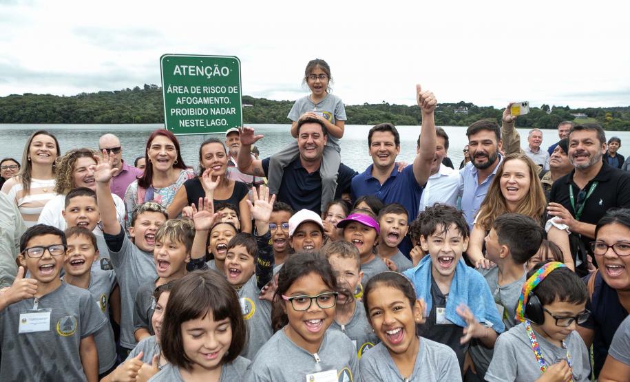 Curitiba, 20 de março de 2025 - O governador Carlos Massa Ratinho Junior participa da soltura de peixes no Parque Passauna, dentro do programa Rio Vivo. Foto: Roberto Dziura Jr/AEN