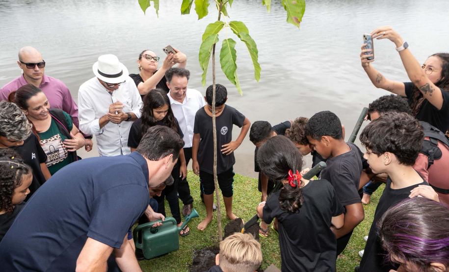 Curitiba, 20 de março de 2025 - O governador Carlos Massa Ratinho Junior participa da soltura de peixes no Parque Passauna, dentro do programa Rio Vivo. Foto: Roberto Dziura Jr/AEN
