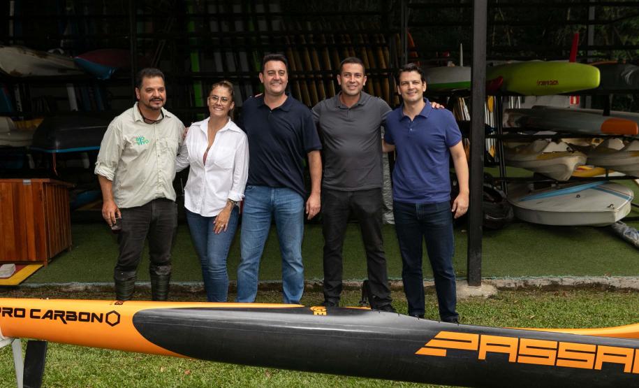 Curitiba, 20 de março de 2025 - O governador Carlos Massa Ratinho Junior participa da soltura de peixes no Parque Passauna, dentro do programa Rio Vivo. Foto: Roberto Dziura Jr/AEN