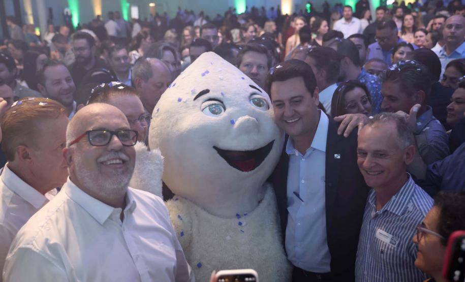 O governador Carlos Massa Ratinho Junior anunciou nesta quinta-feira (13) a liberação de R$ 1,2 bilhão para a saúde pública do Estado, durante o evento Saúde em Movimento, em Foz do Iguaçu, na região Oeste.