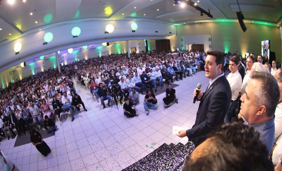 O governador Carlos Massa Ratinho Junior anunciou nesta quinta-feira (13) a liberação de R$ 1,2 bilhão para a saúde pública do Estado, durante o evento Saúde em Movimento, em Foz do Iguaçu, na região Oeste.