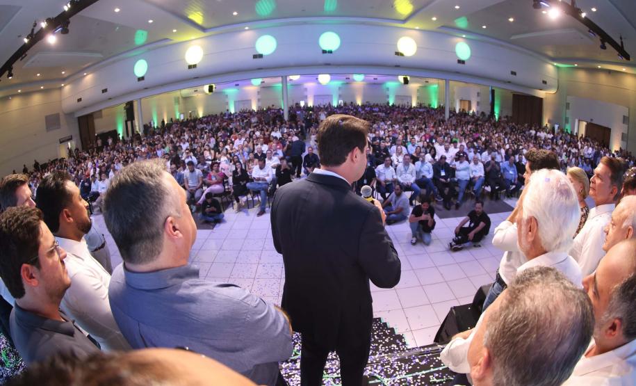 O governador Carlos Massa Ratinho Junior anunciou nesta quinta-feira (13) a liberação de R$ 1,2 bilhão para a saúde pública do Estado, durante o evento Saúde em Movimento, em Foz do Iguaçu, na região Oeste.