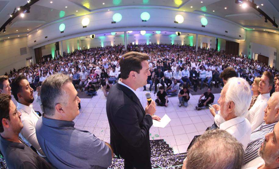 O governador Carlos Massa Ratinho Junior anunciou nesta quinta-feira (13) a liberação de R$ 1,2 bilhão para a saúde pública do Estado, durante o evento Saúde em Movimento, em Foz do Iguaçu, na região Oeste.