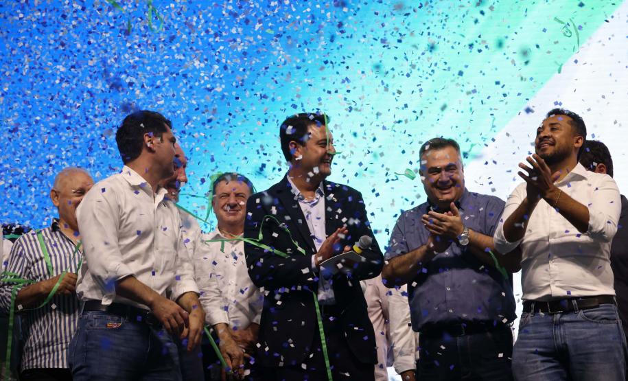 O governador Carlos Massa Ratinho Junior anunciou nesta quinta-feira (13) a liberação de R$ 1,2 bilhão para a saúde pública do Estado, durante o evento Saúde em Movimento, em Foz do Iguaçu, na região Oeste.