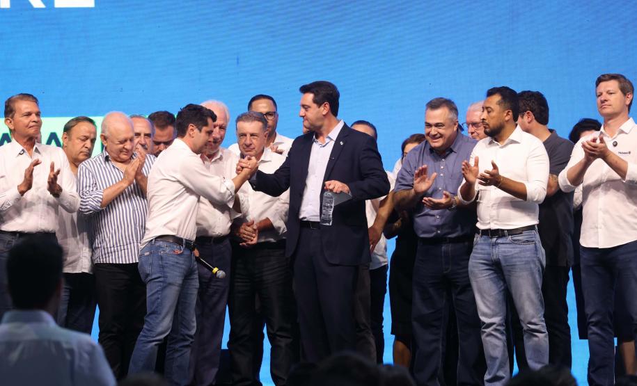 O governador Carlos Massa Ratinho Junior anunciou nesta quinta-feira (13) a liberação de R$ 1,2 bilhão para a saúde pública do Estado, durante o evento Saúde em Movimento, em Foz do Iguaçu, na região Oeste.