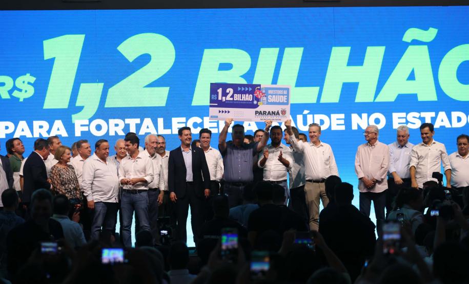 O governador Carlos Massa Ratinho Junior anunciou nesta quinta-feira (13) a liberação de R$ 1,2 bilhão para a saúde pública do Estado, durante o evento Saúde em Movimento, em Foz do Iguaçu, na região Oeste.
