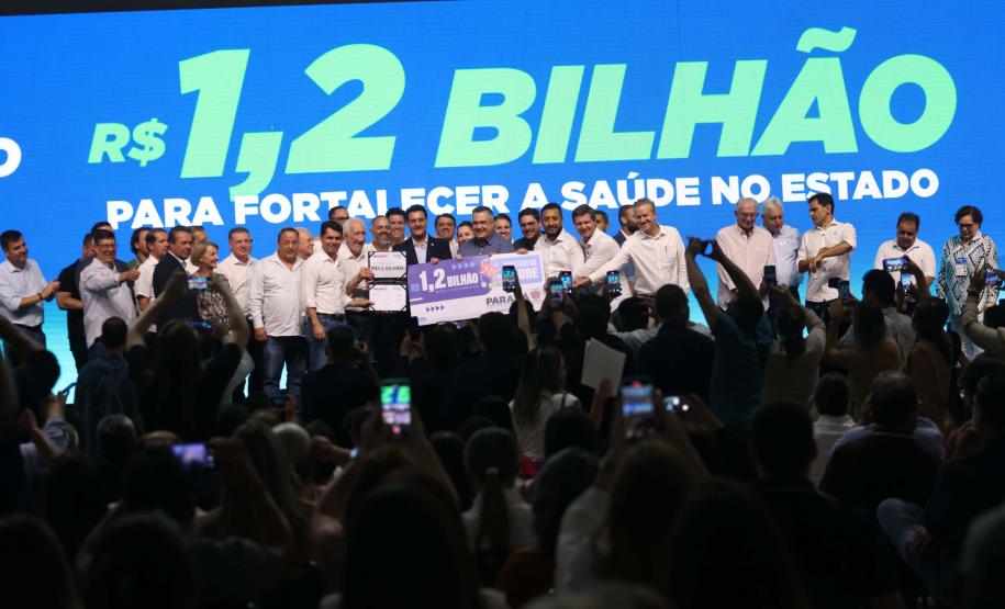 O governador Carlos Massa Ratinho Junior anunciou nesta quinta-feira (13) a liberação de R$ 1,2 bilhão para a saúde pública do Estado, durante o evento Saúde em Movimento, em Foz do Iguaçu, na região Oeste.