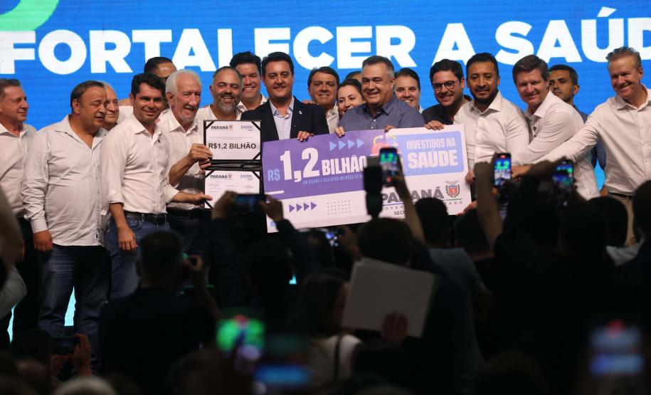 O governador Carlos Massa Ratinho Junior anunciou nesta quinta-feira (13) a liberação de R$ 1,2 bilhão para a saúde pública do Estado, durante o evento Saúde em Movimento, em Foz do Iguaçu, na região Oeste.