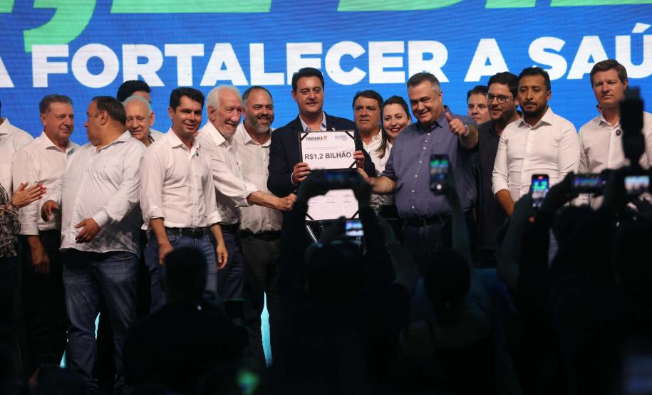 O governador Carlos Massa Ratinho Junior anunciou nesta quinta-feira (13) a liberação de R$ 1,2 bilhão para a saúde pública do Estado, durante o evento Saúde em Movimento, em Foz do Iguaçu, na região Oeste.