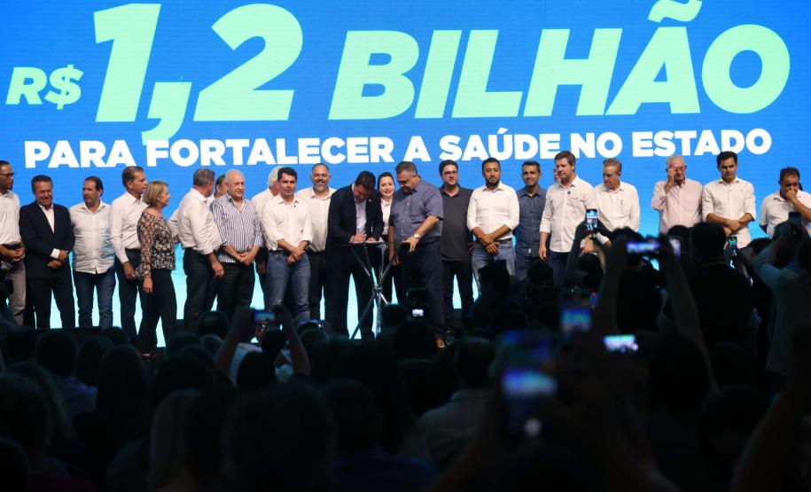 O governador Carlos Massa Ratinho Junior anunciou nesta quinta-feira (13) a liberação de R$ 1,2 bilhão para a saúde pública do Estado, durante o evento Saúde em Movimento, em Foz do Iguaçu, na região Oeste.