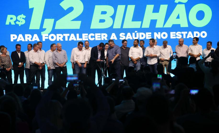 O governador Carlos Massa Ratinho Junior anunciou nesta quinta-feira (13) a liberação de R$ 1,2 bilhão para a saúde pública do Estado, durante o evento Saúde em Movimento, em Foz do Iguaçu, na região Oeste.