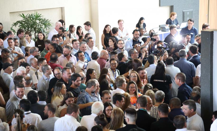 O governador Carlos Massa Ratinho Junior anunciou nesta quinta-feira (13) a liberação de R$ 1,2 bilhão para a saúde pública do Estado, durante o evento Saúde em Movimento, em Foz do Iguaçu, na região Oeste.