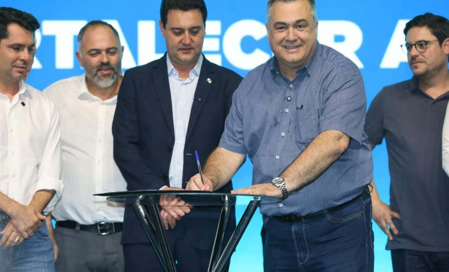 O governador Carlos Massa Ratinho Junior anunciou nesta quinta-feira (13) a liberação de R$ 1,2 bilhão para a saúde pública do Estado, durante o evento Saúde em Movimento, em Foz do Iguaçu, na região Oeste.