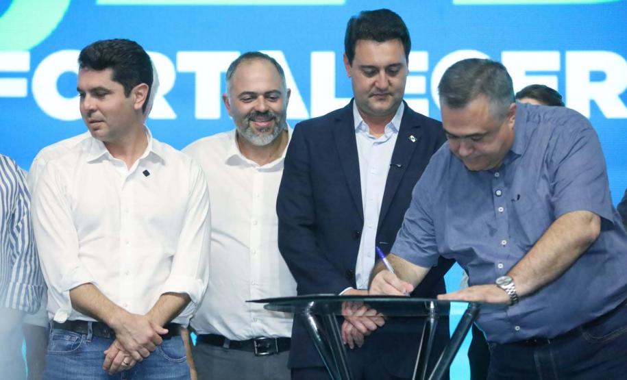 O governador Carlos Massa Ratinho Junior anunciou nesta quinta-feira (13) a liberação de R$ 1,2 bilhão para a saúde pública do Estado, durante o evento Saúde em Movimento, em Foz do Iguaçu, na região Oeste.